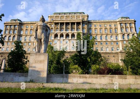 Château de Buda (Palais Royal) vue arrière, façade de style baroque du 18e siècle et statue de Dozsa à Budapest, Hongrie Banque D'Images