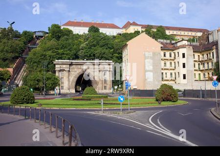 Clark Adam Square à côté de l'entrée du tunnel Buda à Budapest, Hongrie Banque D'Images