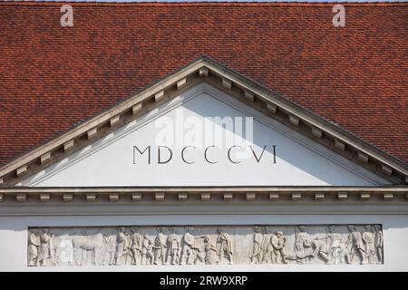 Fronton d'un palais Sandor du début du 19e siècle à Budapest, Hongrie, style néo-classique Banque D'Images