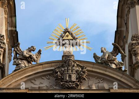 Le symbole de la Trinité entre deux anges et les armoiries de Buda en tympan baroque, église Sainte-Anne du 18e siècle à Budapest, Hongrie Banque D'Images