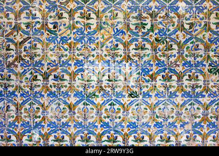 Vieilles tuiles historiques Azulejos dans le style mudéjar, Real Alcazar, Séville, Espagne, Andalousie Banque D'Images