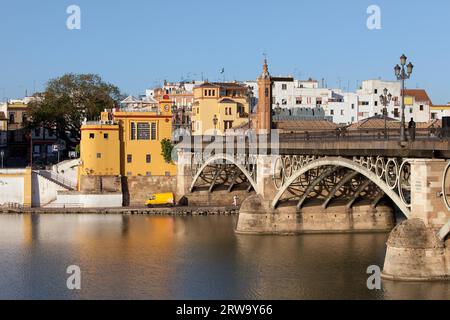 Pont Triana (Pont Isabel II) du 19e siècle sur le fleuve Guadalquivir dans la ville de Séville, Espagne Banque D'Images