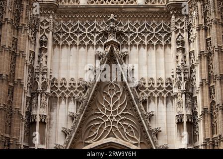 Détails architecturaux de la cathédrale gothique de Séville du 15 au 16e siècle en Espagne, ornementation extérieure au-dessus de la porte d'entrée Banque D'Images