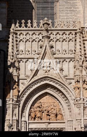 Tympan avec relief représentant l'adoration des trois Sages et ornementation gothique sur la Puerta de Palos, porte de la cathédrale de Séville Banque D'Images