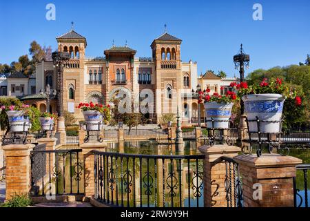 Musée des Arts et traditions de Séville dans le pavillon mudéjar, Parc Maria Luisa, Séville, Andalousie, Espagne Banque D'Images