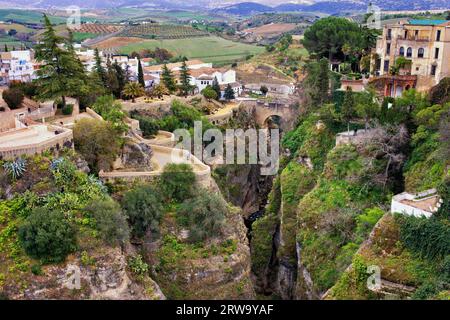 Ville de Ronda sur les hautes falaises de la gorge El Tajo en Espagne, région Andalousie Banque D'Images