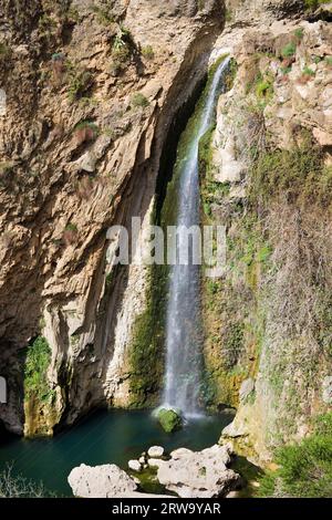 Cascade à Ronda au bout des gorges de la rivière El Tajo, Andalousie, Espagne Banque D'Images