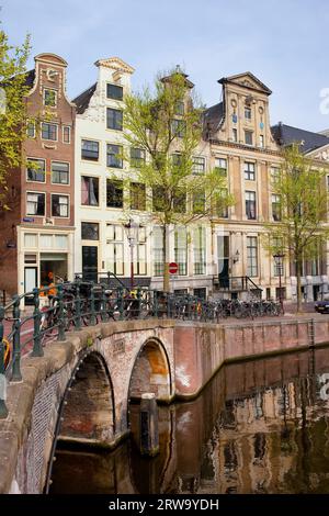 Pont et maisons le long du canal Herengracht dans la ville d'Amsterdam, Hollande Banque D'Images