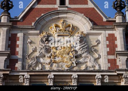 Armoiries des pays-Bas sur la façade de la gare centrale d'Amsterdam Banque D'Images