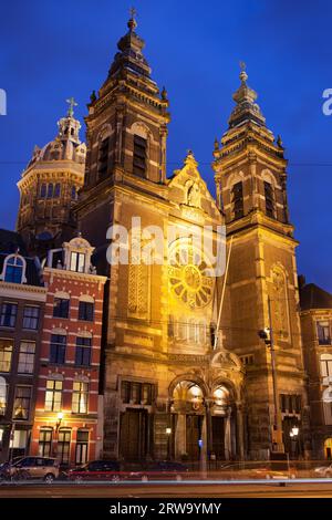 Église Saint-Nicolas (néerlandais : Sint Nicolaaskerk) illuminée la nuit à Amsterdam, Hollande, pays-Bas Banque D'Images