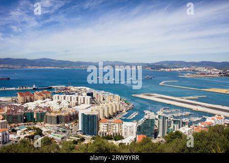 Gibraltar ville et baie d'en haut, Espagne à l'horizon Banque D'Images