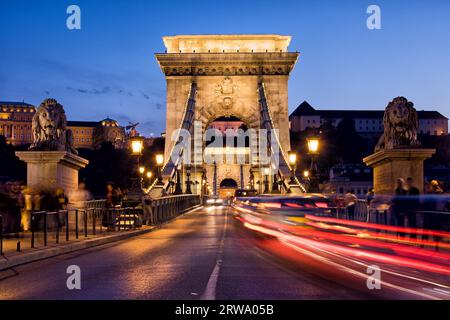 Pont des chaînes Szechenyi (hongrois : Szechenyi lanchid) de nuit dans la ville de Budapest, Hongrie Banque D'Images