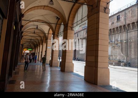 Via Ugo Bassi comme la plupart des principales rues commerçantes de Bologne dans la région Emilie-Romagne du nord de l'Italie, sont des portiques ou colonnades à hauts plafonds Banque D'Images