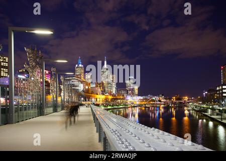 Toits de Melbourne comme vu à la tombée de la Queens Bridge près de Southbank à Melbourne, Victoria, Australie Banque D'Images