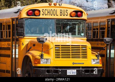 Camp Wood, États-Unis, janvier 27 2013 : autobus scolaire garé dans un parking dans la ville rurale de Camp Wood au Texas, États-Unis Banque D'Images