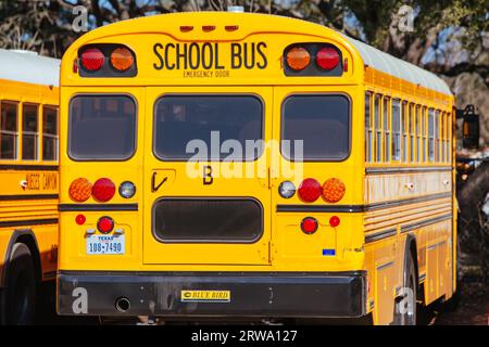 Camp Wood, États-Unis, janvier 27 2013 : autobus scolaire garé dans un parking dans la ville rurale de Camp Wood au Texas, États-Unis Banque D'Images