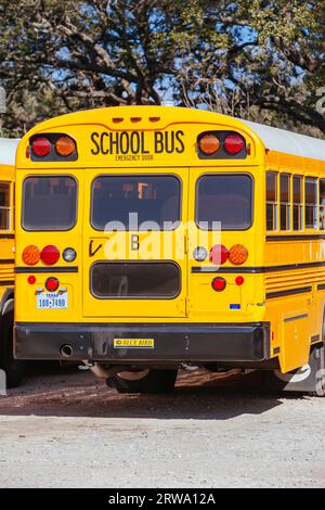 Camp Wood, États-Unis, janvier 27 2013 : autobus scolaire garé dans un parking dans la ville rurale de Camp Wood au Texas, États-Unis Banque D'Images