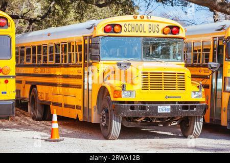 Camp Wood, États-Unis, janvier 27 2013 : autobus scolaire garé dans un parking dans la ville rurale de Camp Wood au Texas, États-Unis Banque D'Images