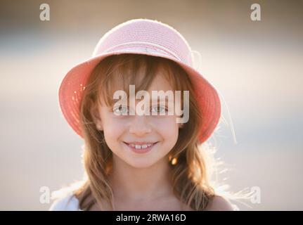 Belle fille souriante au panama Banque D'Images