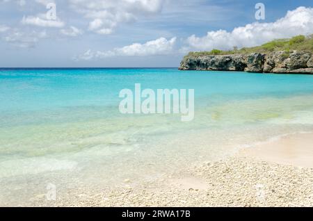 Le magnifique Grand Knip plage dans le golfe de l'île de Curaçao dans les Caraïbes Banque D'Images