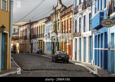 Vue sur une rue avec des bâtiments colorés à Cachoeira, une ville coloniale à Bahia, Brésil Banque D'Images