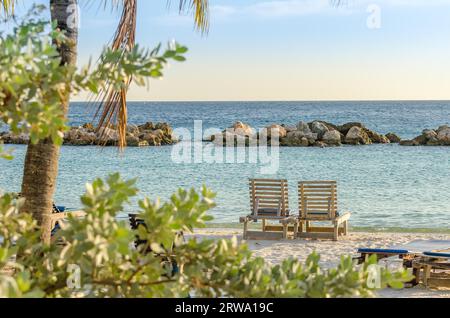 Dans les rangées de l'avant par la mer au mambo beach à Curacao Banque D'Images