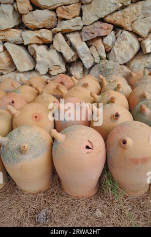 Alcudia, Espagne - 30 août 2023 : vases Cermic au musée d'art Museu sa Bassa Blanca Banque D'Images