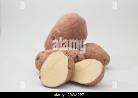 Gros plan de quelques vieilles pommes de terre coupées à moitié isolé sur le fond blanc Banque D'Images