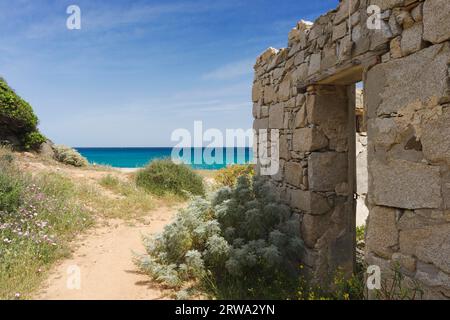 Ruine de maison à la Cava Usai, avec le phare d'Isola di Cavoli en arrière-plan, Capo Cabonara, Villasimius, Sarrabus, province de Cagliari Banque D'Images