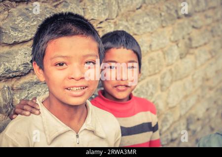 Beni, Népal, vers mai 2012 : de jeunes frères natifs aux cheveux noirs avec les yeux bruns sourient gentiment à la photo-caméra dans les rues de Beni, Népal. Documentaire Banque D'Images