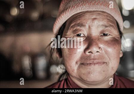 Kanchenjunga Trek, Népal, vers mai 2012 : Femme avec une casquette et un piercing doré dans le nez à Kanchenjunga Trek, Népal. Éditorial documentaire Banque D'Images