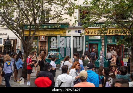 Les gens font la queue pour entrer dans la célèbre librairie anglaise Shakespeare and Company sur la rive gauche de la Seine à Paris, en France. Banque D'Images
