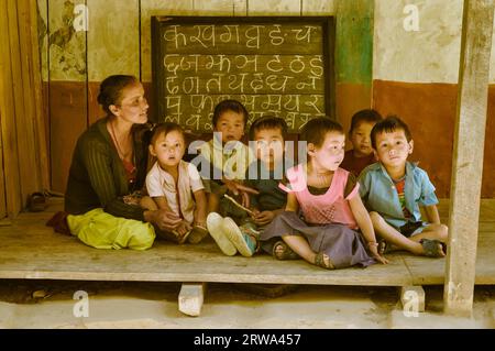 Trek de Kanchenjunga, Népal, vers mai 2012 : un enseignant parle aux enfants et ils regardent la photo-caméra à Kanchenjunga Trek, Népal. Éditorial documentaire Banque D'Images