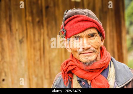 Kanchenjunga Trek, Népal, vers mai 2012 : Homme avec une casquette rouge et une écharpe autour du cou à Kanchenjunga Trek, Népal. Éditorial documentaire Banque D'Images