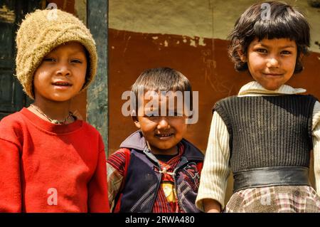 Beni, Népal, vers mai 2012 : trois jeunes enfants autochtones posent devant une photo-caméra à Beni, Népal. Éditorial documentaire Banque D'Images