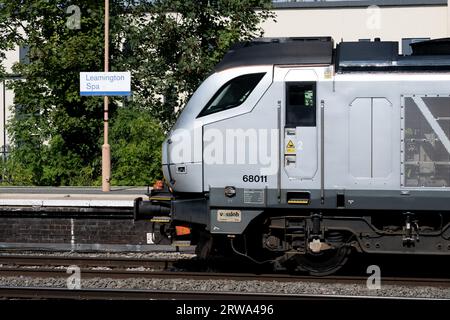 Locomotive diesel Chiltern Railways de classe 68 no 68011 à la gare de Leamington Spa, Warwickshire, Royaume-Uni Banque D'Images