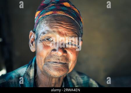 Beni, Népal, vers mai 2012 : Homme indigène au visage ridé et à la tête colorée à Beni, Népal. Éditorial documentaire Banque D'Images