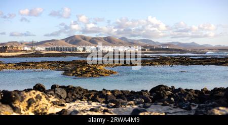 Vue panoramique de la ville d'El Cotillo à Fuerteventura, îles Canaries, Espagne. Pittoresques villages traditionnels colorés de Fuerteventura, El Cotillo dans la partie nord de l'île. Îles Canaries d'Espagne. Banque D'Images