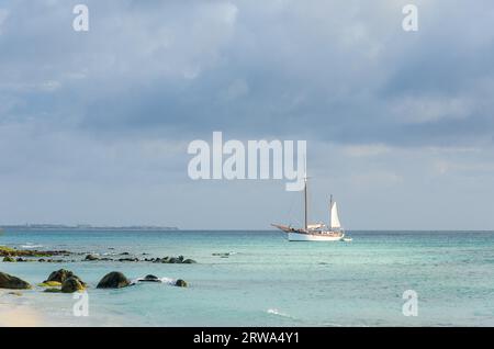 Photo montrant un grand voilier en mer naviguant vers la plage. L'image a été prise de la plage d'Arashi, Aruba, dans la mer des Caraïbes Banque D'Images