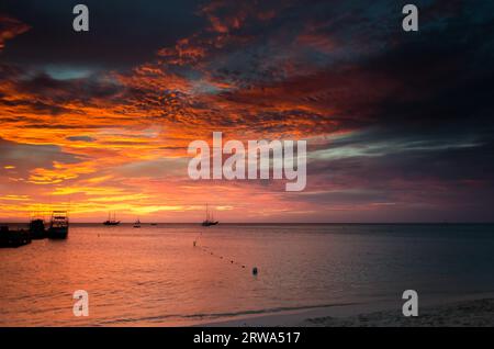 Photo montrant l'heure d'Or avec des voiliers sur la mer ancrés par le coucher du soleil. L'image a été prise à Aruba, dans la mer des Caraïbes Banque D'Images