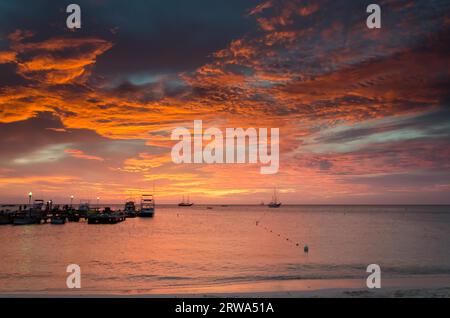 Photo montrant l'heure d'Or avec des voiliers sur la mer ancrés par le coucher du soleil. L'image a été prise à Aruba, dans la mer des Caraïbes Banque D'Images