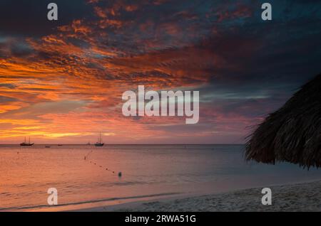 Photo montrant l'heure d'Or avec des voiliers sur la mer ancrés par le coucher du soleil. L'image a été prise à Aruba, dans la mer des Caraïbes Banque D'Images