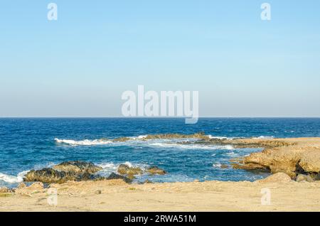 Vue panoramique sur la plage turquoise du pont naturel à la mer des Caraïbes à Aruba Banque D'Images