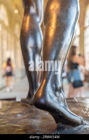 Pied de statue montrant le tendon d'achille, gros plan Banque D'Images