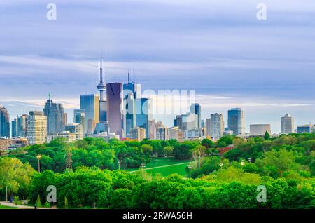 Toronto, Canada, 27 mai 2013 : Skyline du centre-ville de Toronto, Canada, avec la Tour CN au printemps de Riverdale Park East Banque D'Images