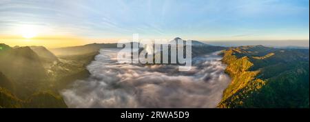 Panorama aérien de l'incroyable volcan Mount Bromo au lever du soleil depuis le point de vue de King kong sur la montagne Penanjakan à Bromo Tengger Semeru National Pa Banque D'Images