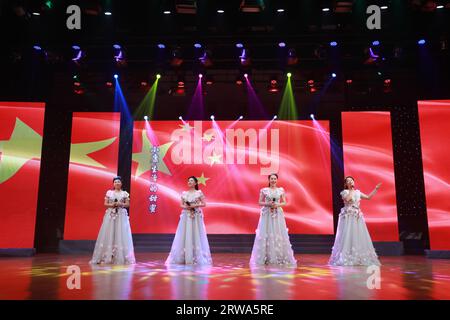 Comté de Luannan, Chine - 15 août 2019 : chant féminin sur scène, Comté de Luannan, province du Hebei, Chine Banque D'Images