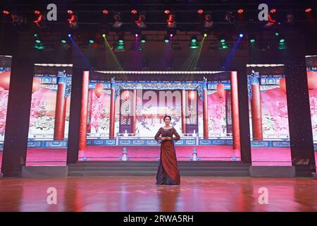 Comté de Luannan, Chine - 15 août 2019 : chant féminin sur scène, Comté de Luannan, province du Hebei, Chine Banque D'Images