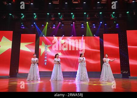 Comté de Luannan, Chine - 15 août 2019 : chant féminin sur scène, Comté de Luannan, province du Hebei, Chine Banque D'Images