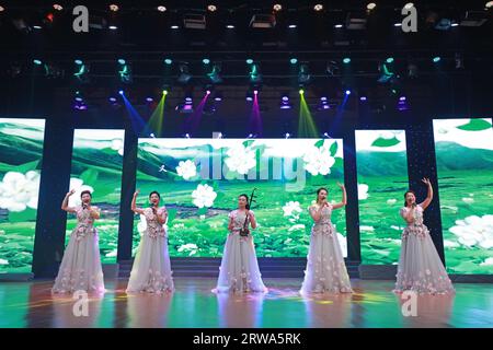 Comté de Luannan, Chine - 15 août 2019 : chant féminin sur scène, Comté de Luannan, province du Hebei, Chine Banque D'Images